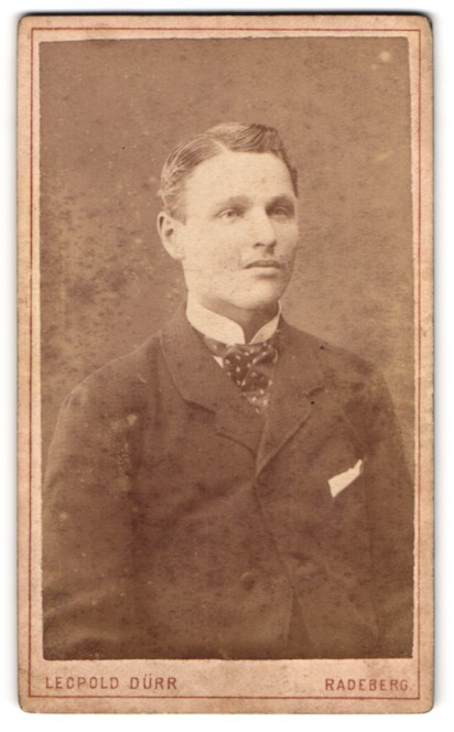 Photograph Leopold Dürr, Radeberg, Mittelstr. 10, neat young man in suit