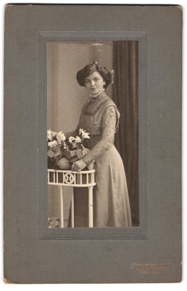 Photograph Adolph Richter, Leipzig-Lindenau, Merseburger Strasse 61, Young Lady