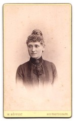 Photograph W. Höffert, Berlin, royal coat of arms next to monogram of photographer