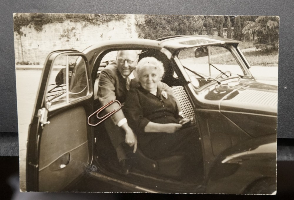 Photo portrait Krems Vienna woman man vintage car vehicle car motor vehicle picture old
