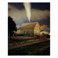 SIGNED Gregory Halpern Print – House in Buffalo 2011. Photograph Magnum 6 x 6″