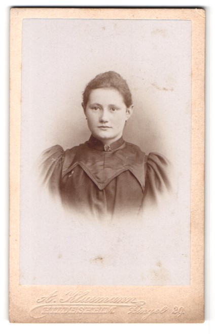 Photograph A. Klusmann, Hildesheim, Zingle 20, portrait young woman in Biedermei