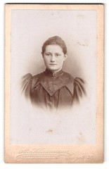 Photograph A. Klusmann, Hildesheim, Zingle 20, portrait young woman in Biedermei