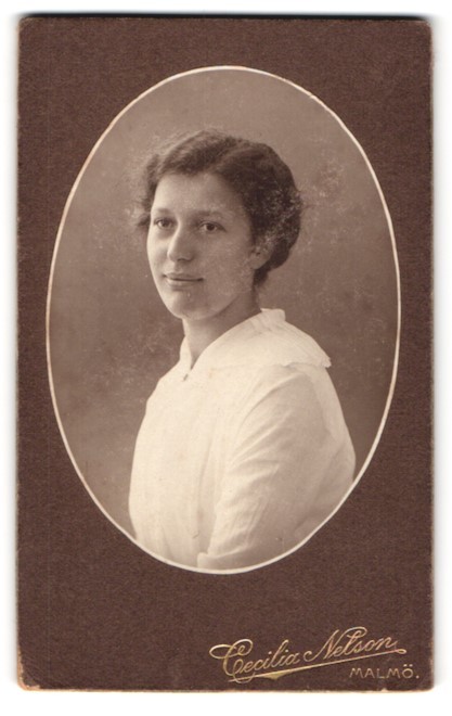 Photograph Cecilia Nelson, Malmö, Södra Förstadsgatan 26, portrait of a woman