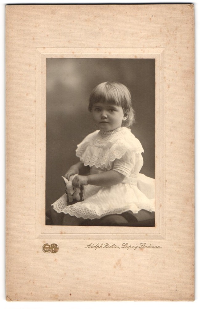 Photograph Adolph Richter, Leipzig-Lindenau, little girl in dress with game