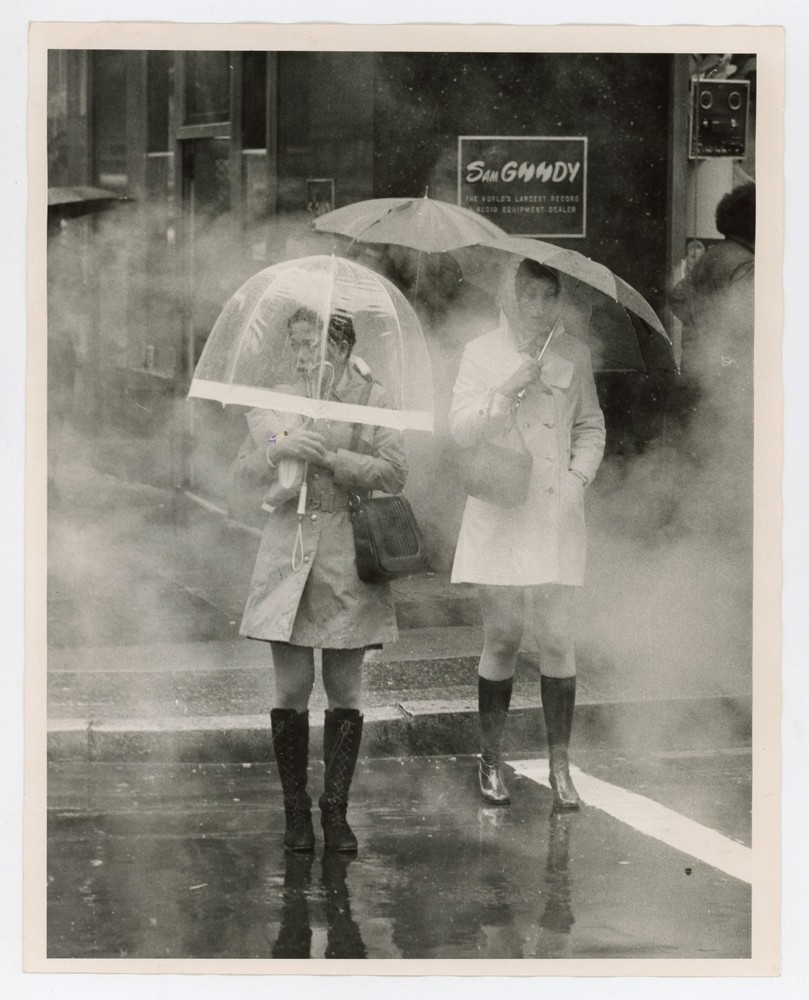 Girls in Rain NYC 43rd & 3rd Ave Umbrellas 1972 Press Photo