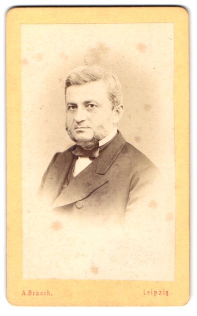 Photograph August Brasch, Leipzig, Lindenstraße 7, portrait of a man with droppings