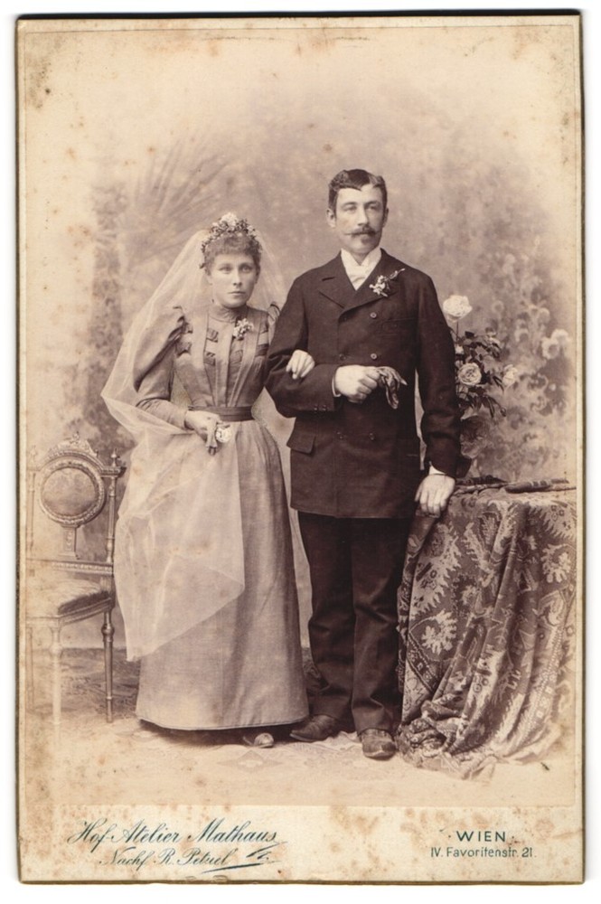 Photography Rudolf Petuel, Vienna, bridal couple in bright wedding dress with veil