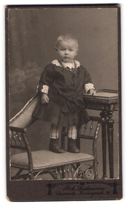 Photograph Rob. Seidemann, Chemnitz, Freibergerstraße 22, girl standing in dress