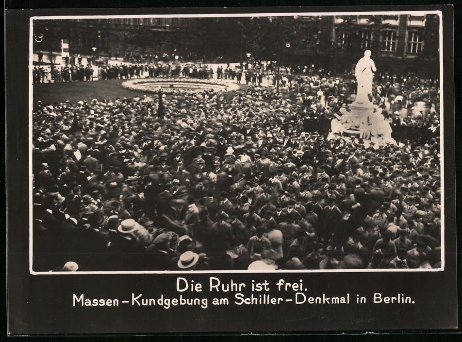 Photograph unknown photographer, view of Berlin, the Ruhr is free – Massen-Kun