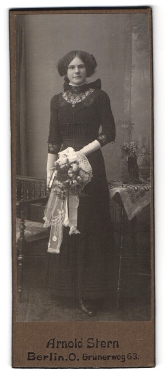 Photograph Arnold Stern, Berlin, Grünerweg 63, young lady in dress with flowers