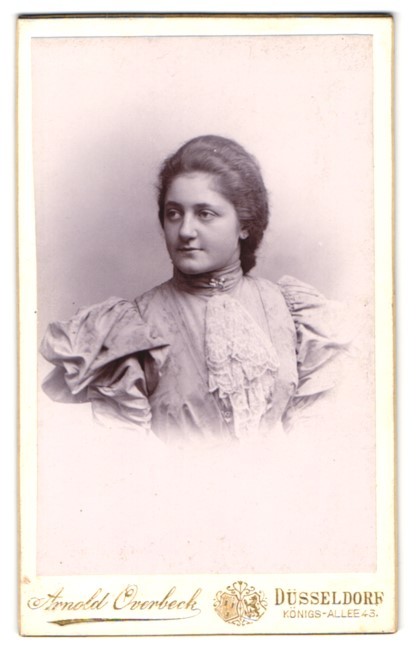 Photograph Arnold Overbeck, Düsseldorf, Königs-Allee 43, portrait of a woman in
