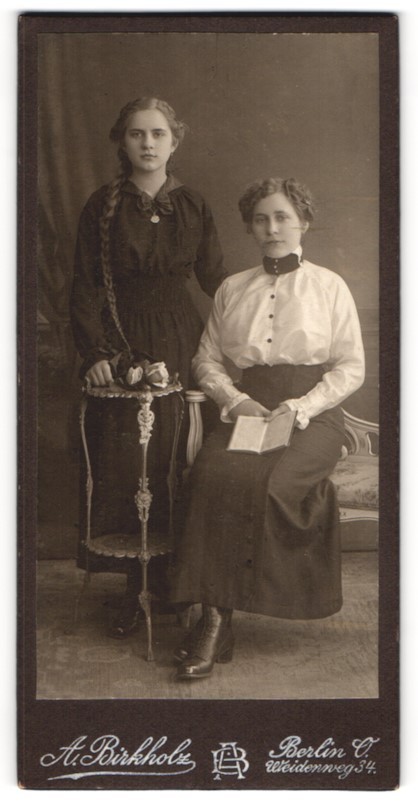 Photograph A. Birkholz, Berlin, mother with her daughter in dark dress and L