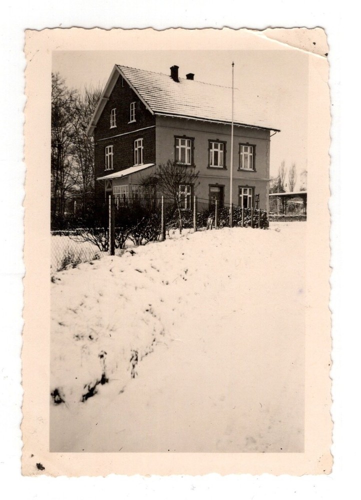 Photo House in Snow Winter Building Vintage Circa 1940-60 (K1037)