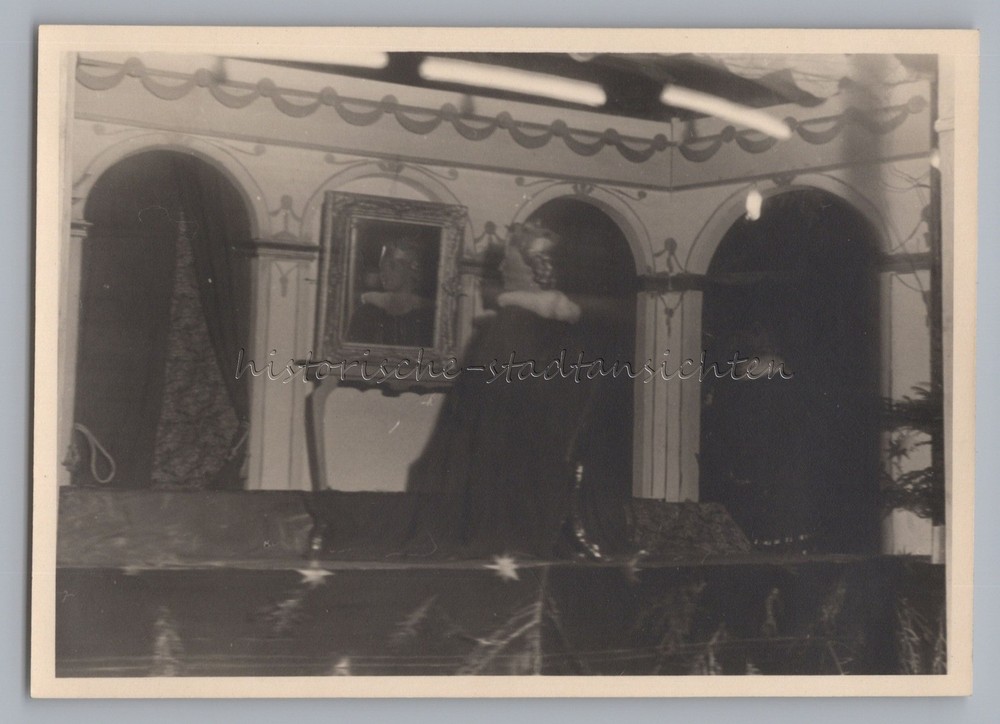 Duisburg 1949-Christmas decoration vmtl. Department Store – Vintage Photo 1940s