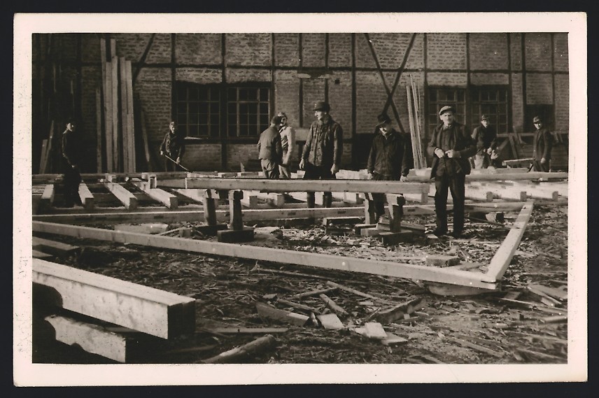 Photography: Carpenters building wooden gables for a half-timbered house
