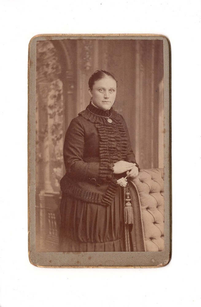 CDV Photo Lady Portrait / Fine Lady – Limbach 1880s