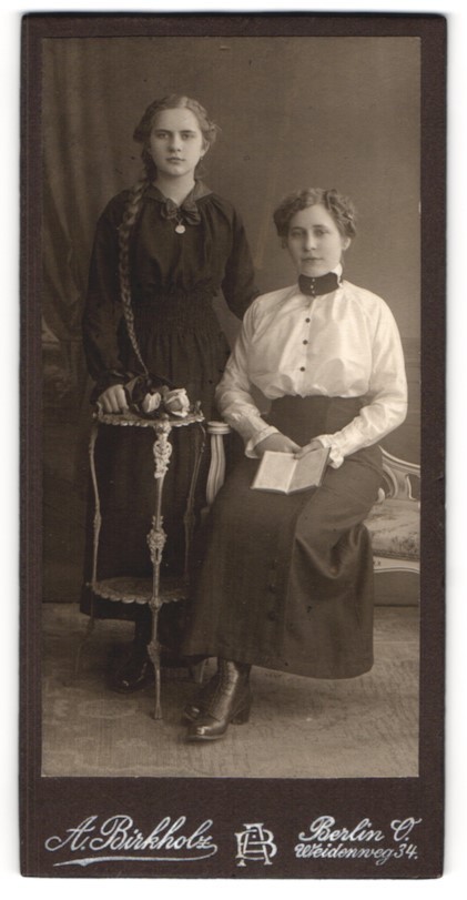 Photograph A. Birkholz, Berlin, mother and daughter with long braided braid