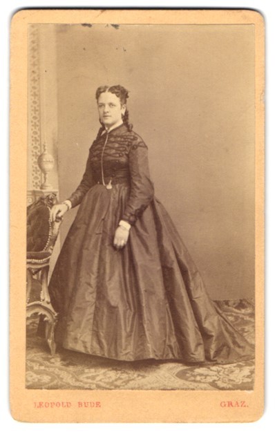 Photograph Leopold Bude, Graz, young woman in dark dress with curls
