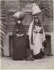 NORDAFRIKA/NAHOST. Wasserträgerinnen mit Baby, Orig.-Albumin-Photo um 1880