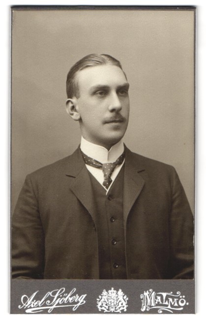 Photography Axel Sjöberg, Malmö, Stortorget, portrait of an elegantly dressed M
