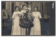 Photograph Otto Ohm, Malmö, three young women in bright dresses behind flowers