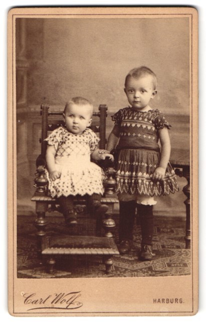 Photograph Carl Wolf, Harburg, young girl with short hair and decorated Kl