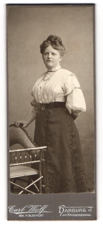 Photograph Carl Wolf, Harburg, at the war memorial, young woman with updo