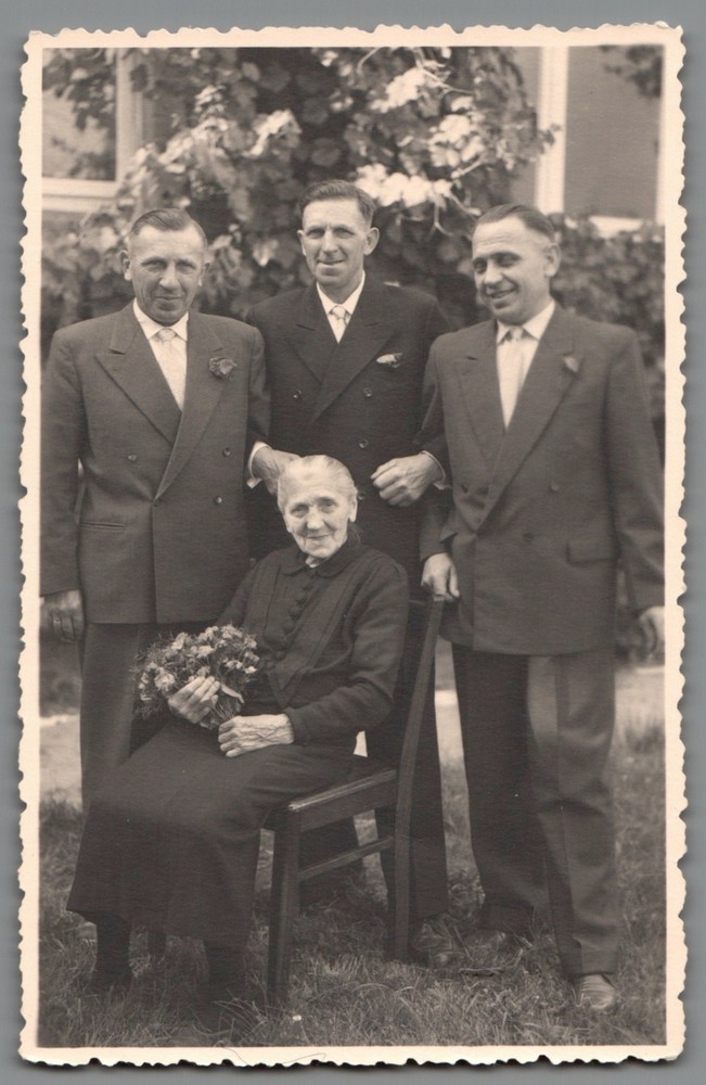 Photo Three Brothers with Old Mother in Garden Family Portrait 1951 Bützow (F1265)
