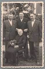 Photo Three Brothers with Old Mother in Garden Family Portrait 1951 Bützow (F1265)