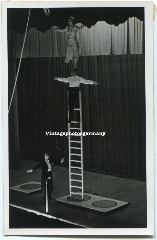 K7894 Foto Artisten Zirkus Akrobaten Circus Künstler Girls Mädchen Frau Boy
