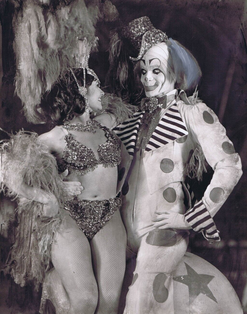 NEWLY FOUND! ROLLAND HENDRICKSON Orig B&W Photo 11×14″ SHOWGIRL CLOWN MP15