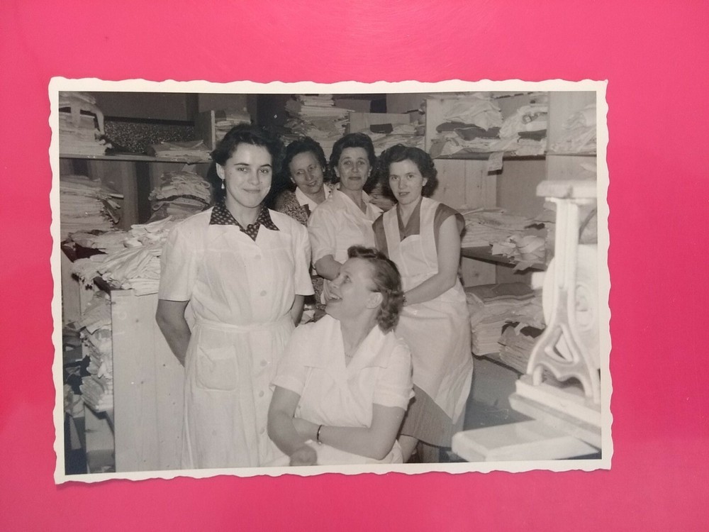 Altes Foto Vintage antik Frau Woman Dienstmädchen Wäscherei old Photo Beautys
