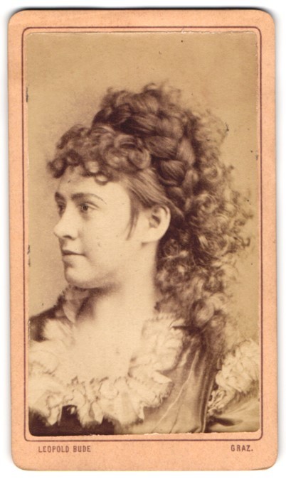 Photograph Leopold Bude, Graz, young woman with teased curly hair