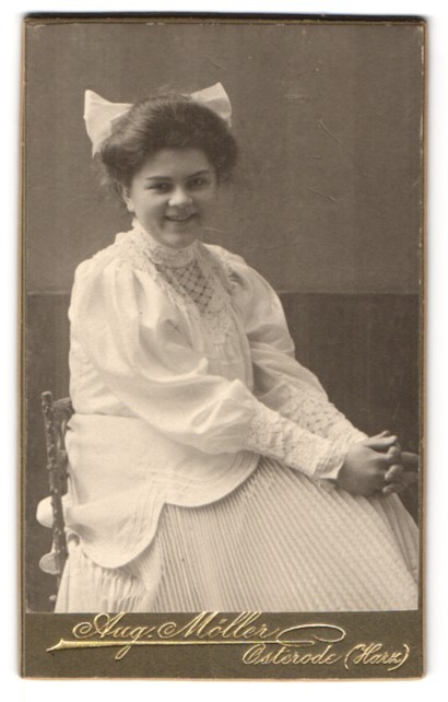 Photograph Aug. Möller, Osterode resin, girl with thick hair with white Schle