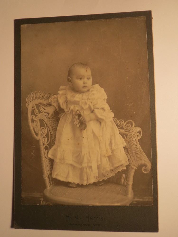 Arapahoe Nebraska USA – Louise Finke ? as little girl/cab