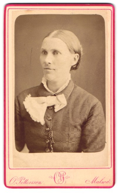Photograph Otto Pettersson, Malmö, Stortorget, middle-class lady in checkered class