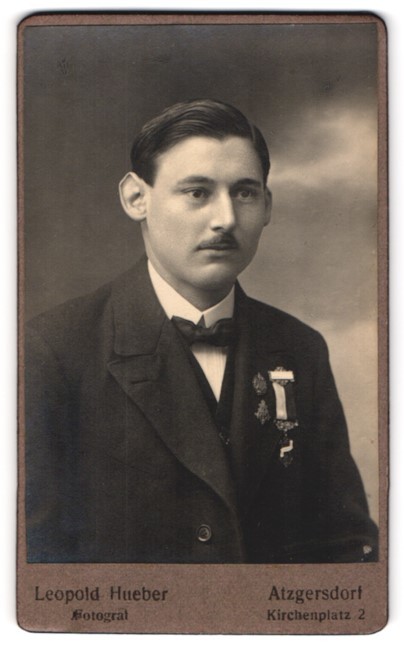 Photograph Leopold Hueber, Atzgersdorf, Kirchenplatz 2, elegantly dressed Her