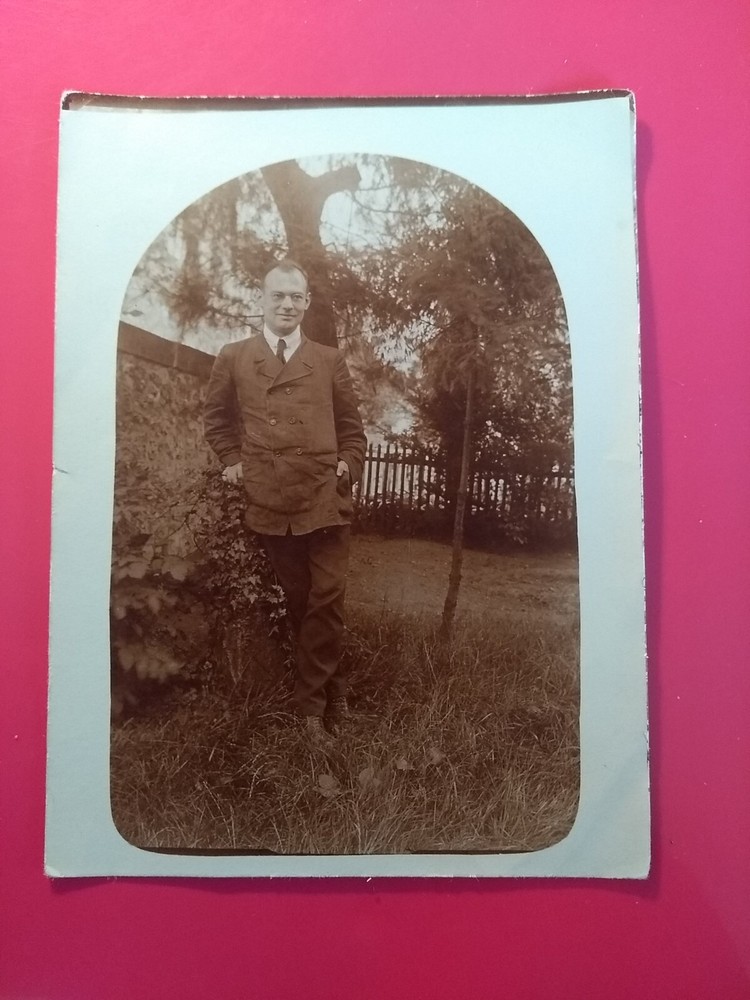 Alt Foto hübscher Mann mit Brille im Garten gay Mode Fashion man old Photo 1920