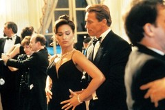 BEAUTIFUL TIA CARRERE & Arnold Schwarzenegger 8X10 PHOTO