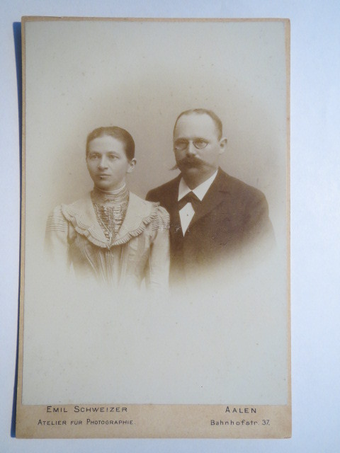 Aalen – Man in Suit and Woman in Dress / KAB