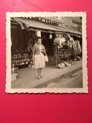 Alt Foto antik hübsche Frau Woman vor dem Laden Shopping Mode Fashion old Photo