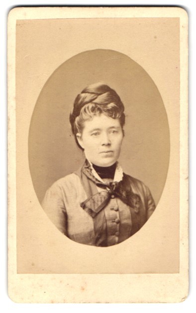Photograph Aug. Riemann, Bielefeld, Ober-Thor-Wall 307, portrait of a woman