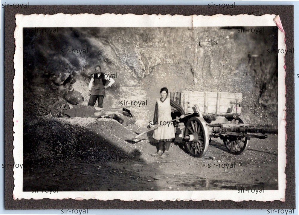 Woman with Shovel in a Pit – 1930s – Photo 9x7cm