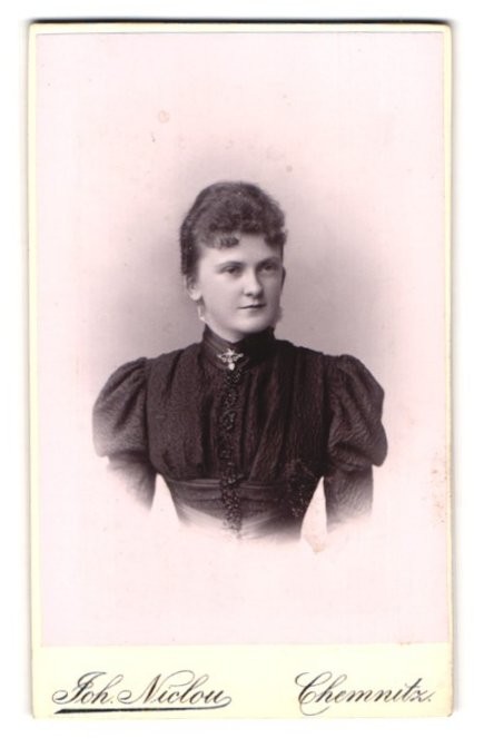 Photograph Joh. Niclou, Chemnitz, König-Str. 5, portrait young woman in elegant Bl