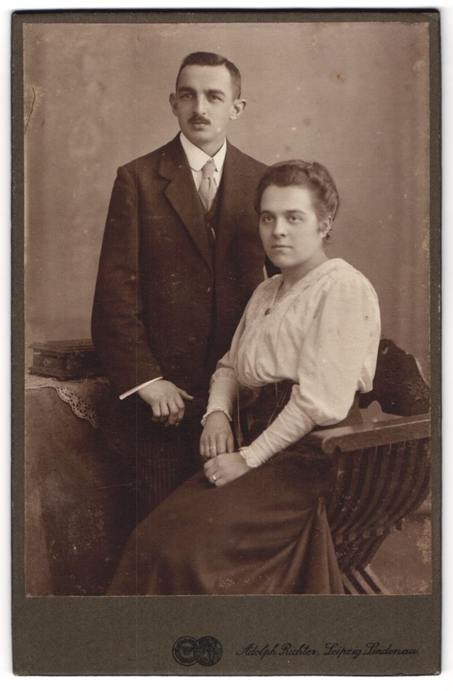 Photography Adolph Richter, Leipzig-Lindenau, elegant couple in studio