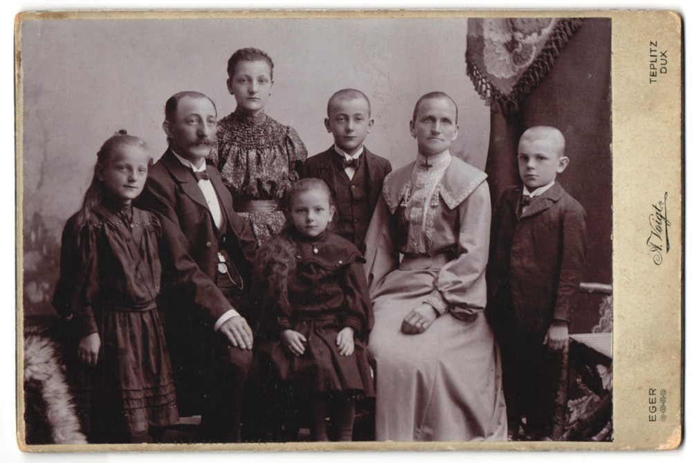 Photograph Arthur Voigt, Teplitz, Linderstrasse, family portrait with six people
