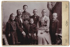 Photograph Arthur Voigt, Teplitz, Linderstrasse, family portrait with six people