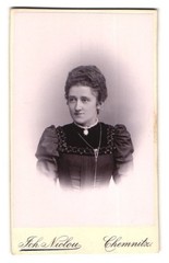 Photograph Joh. Niclou, Chemnitz, König-Str. 5, portrait elegant lady with lock