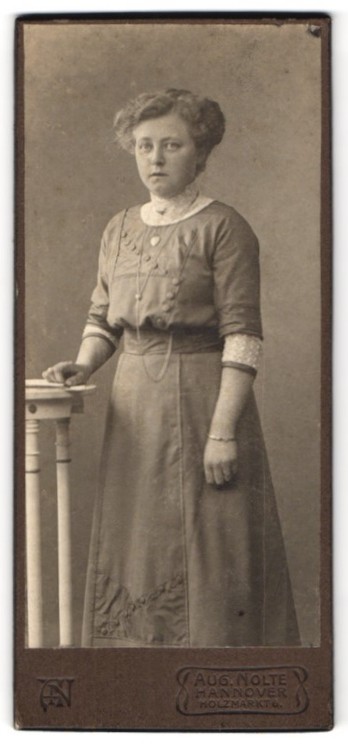 Photograph Aug. Nolte, Hanover, Holzmarkt 6, portrait of a woman with elegant